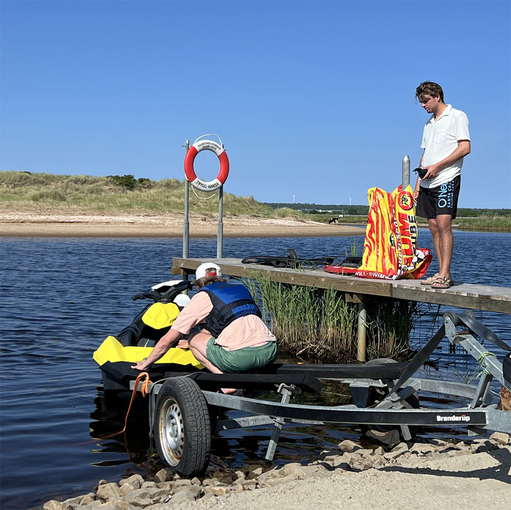 Slutligen kommer du tillsammans med vår instruktör ge dig ut på vattnet. Du får lära dig att framföra vattenskotern på ett säkert och sjömannamässigt sätt. Vi avslutar med ett teoriprov för att se att du uppfyller transportstyrelsen kunskapskrav. Efterfullgjord utbildning är det fritt fram att köra vattenskoter hur mycket du vill!